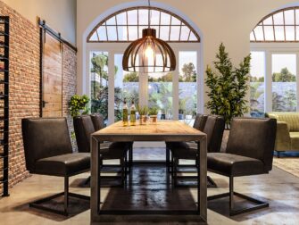 donker bruine stoelen