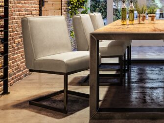 industriele witte stoelen