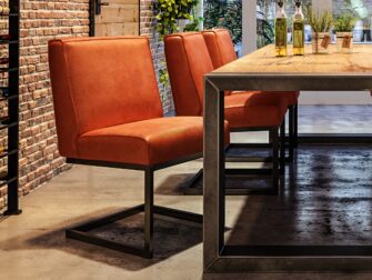 eetkamerstoel met knalkleur