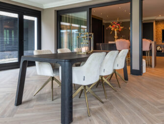 witte kuipstoel met goud onderstel