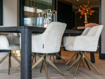 draaibare eetkamerstoel met goud onderstel