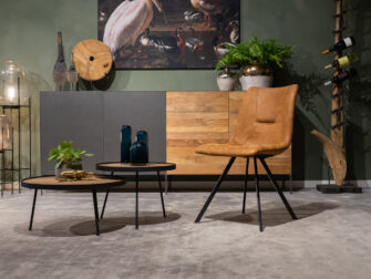 Stoel met ranke poot