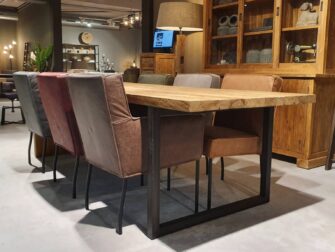 Eettafel met stalen poot