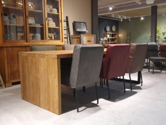 Stoere tafel met houten poot