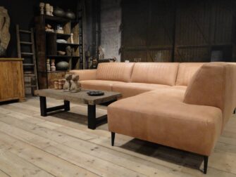 Bank Tivoli 3 zits arm links, hoekelement en open eiland rechts in relax camel met onze Bailar salontafel