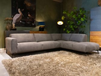 bank met open eiland stof