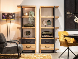 Hoge smalle teakhout boekenkast