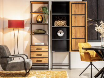 smalle hoge opbergkast van teakhout