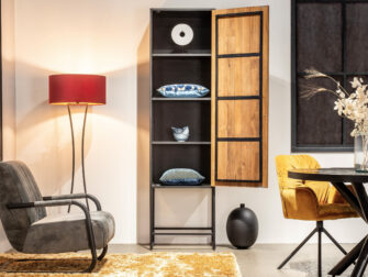 fraaie smalle opberkast van teakhout