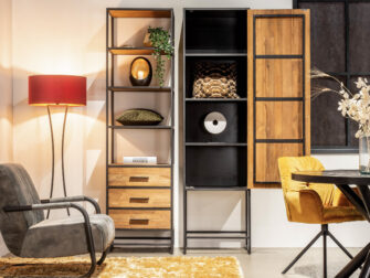 hoge smalle boekenkast van teakhout