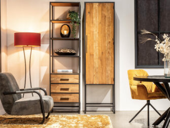 industriële boekenkast van oud hout