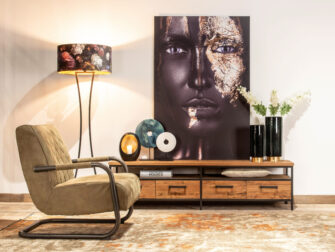 fraai tv-meubel van oud hout