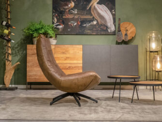 bruine leren draaistoel