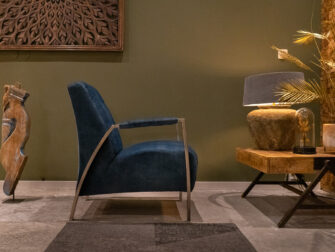 fauteuil met stalen onderstel