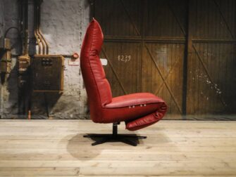 rode industriele stoel