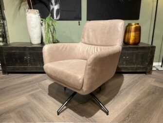 stoere runderleren fauteuil met metalen onderstel
