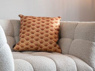 witte boucle stoffen fauteuil