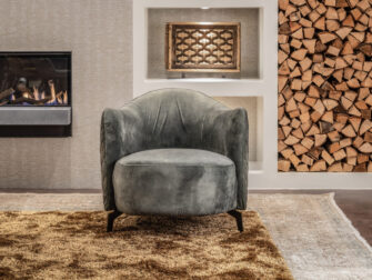 brede fauteuil met groene velvet stof