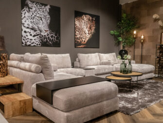 grote grijze U bank in zachte stof