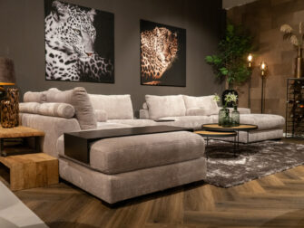 grote grijze U bank in zachte stof