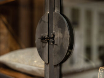 robuuste vitrinekast met 3 laden