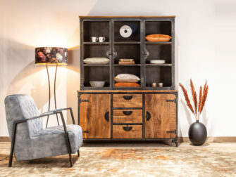 sfeervolle vitrinekast van teakhout