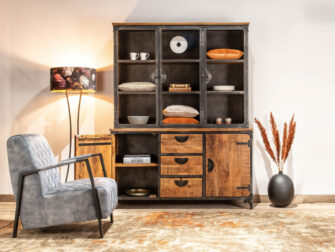 industriële vitrinekast met stalen frame