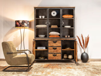 stijlvolle vitrinekast van teakhout