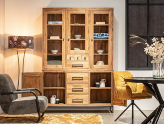 robuuste vitrinekast met veel opbergruimte