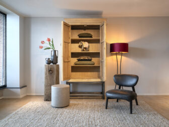 brede opberkast in oud hout met legplanken