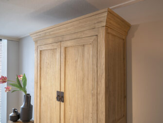 elmhouten opbergkast karakteristiek