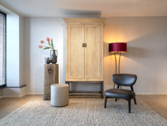 lichte hoge houten opbergkast elmout