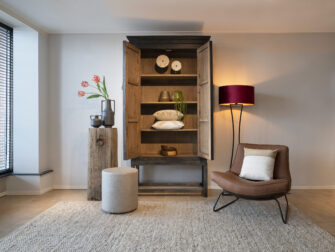 zwarte hoge opbergkast met veel opbergruimte