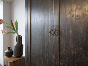 zwarte hoge opbergkast met veel opbergruimte