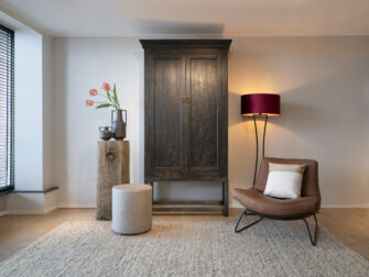 stoere zwarte hoge opberkast met toog