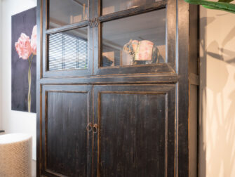 zwarte opbergkast met glazen deuren