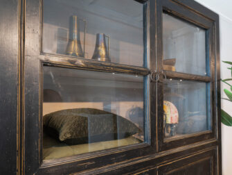 zwarte vitrinekast met veel opbergruimte