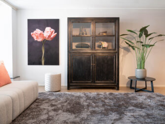 robuuste zwarte brede wandkast