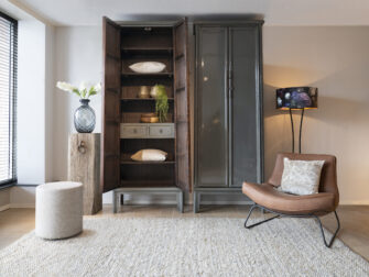 hoge glanzende lakkast met deuren