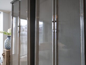 stoere hoge groene kast met veel opbergruimte