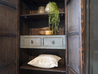 grote groene meidenkast met deuren