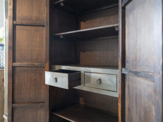 stijlvolle hoge groene kast met veel opbergruimte