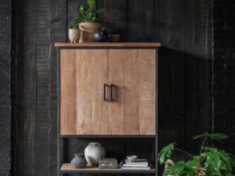 hoge kast met deuren