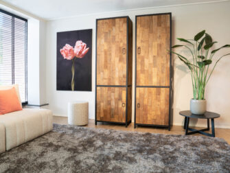 ranke hoge opbergkast oud hout stalen frame