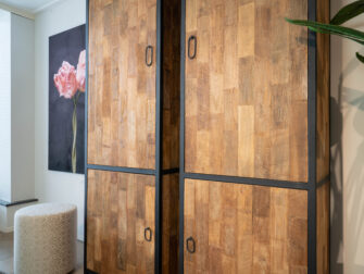 stoere smalle opbergkast met deuren teakhout