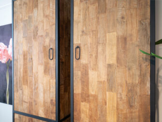 ranke hoge opbergkast oud hout stalen frame