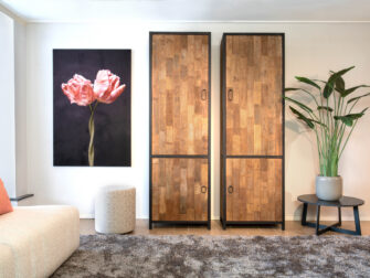 stoere smalle opbergkast met deuren teakhout