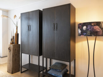 zwarte grote opbergkast met deuren