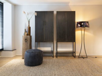 zwarte grote opbergkast met deuren