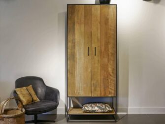 Kast met grote deuren